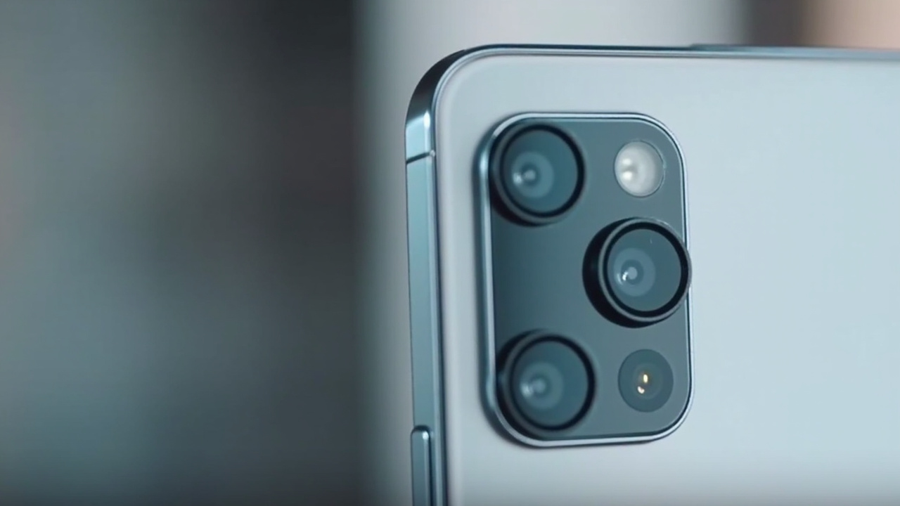 Pros and cons side-by-side card: iPhone 17 Pro vs iPhone 17 Pro Max in a split layout